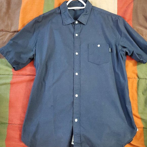 UNDEFEATED SHORT SLEEVE SHIRT MENS LARGE - Picture 3 of 4